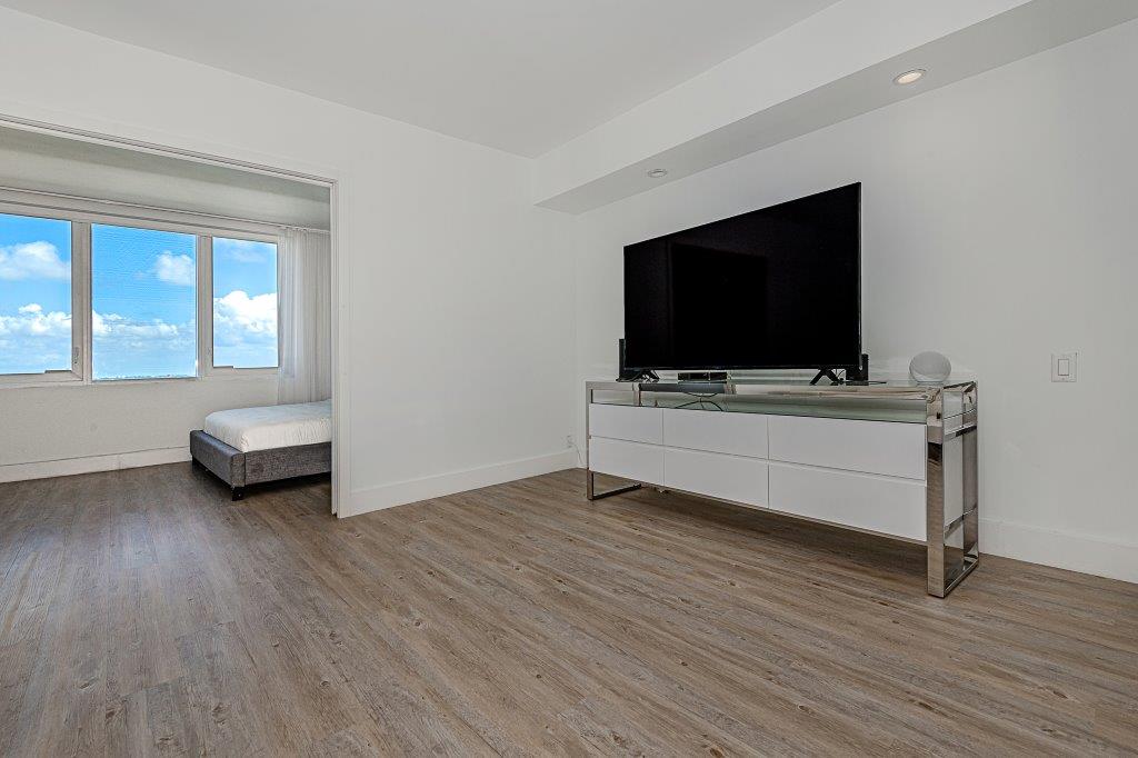 #1528 - Roney Palace — photo 4