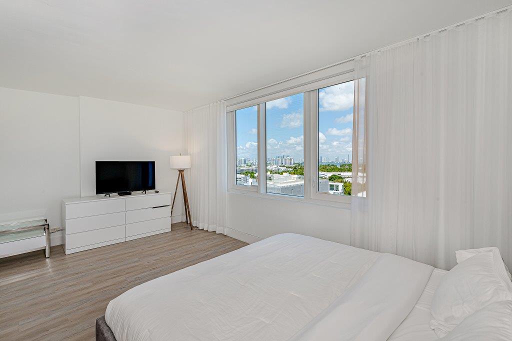 #1528 - Roney Palace — photo 17
