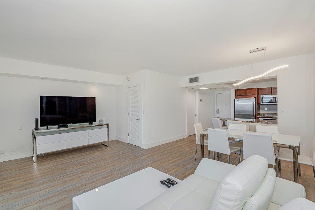 #1528 - Roney Palace — photo 6