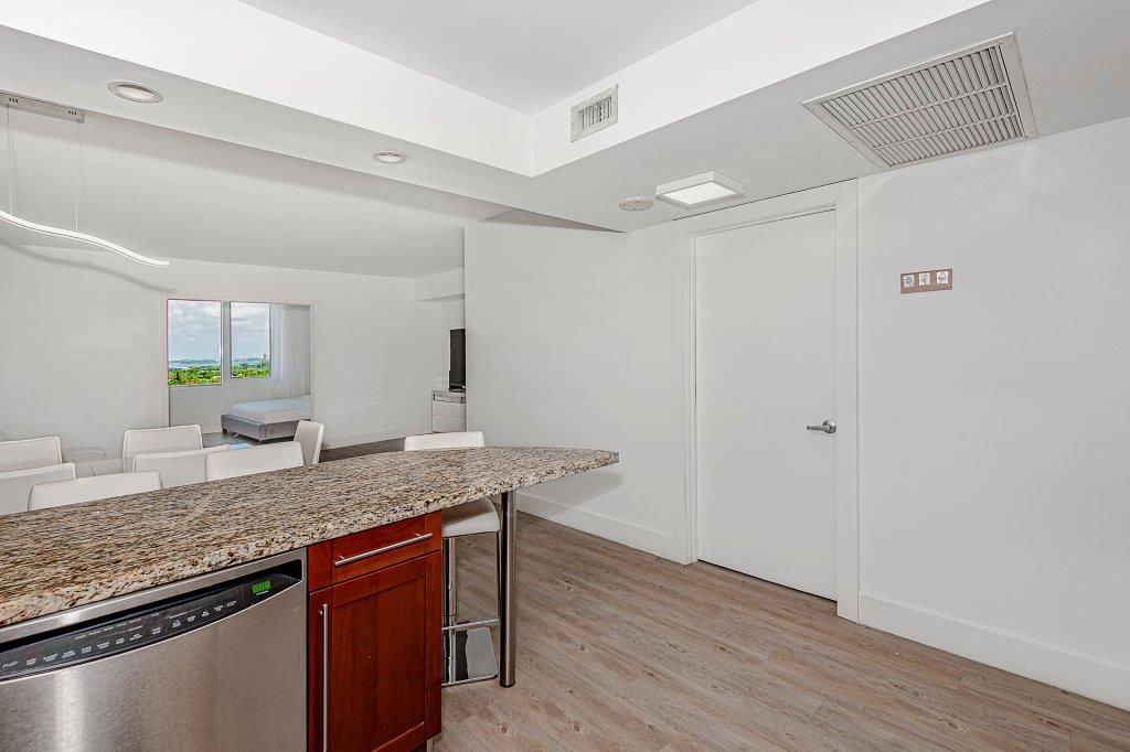 #1528 - Roney Palace — photo 15